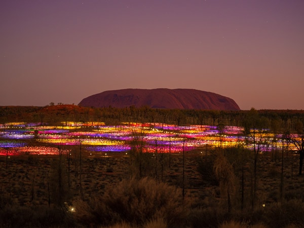 Πεδίο φωτός στην ανατολή του ηλίου στο Uluru