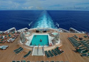 Pool deck Queen Mary2 Cunard