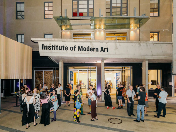 Orang-orang berkumpul di depan Institute of Modern Art di Brisbane