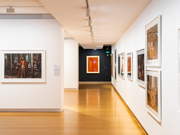 Tampilan instalasi 'Fiona Foley: Veiled Paradise' di QUT Art Museum, Brisbane (19 Juni - 26 September 2021). 