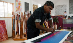 艺术家Tommy Crow在库伯佩迪的约瑟芬美术馆（摄影：Jonathan Cami）。