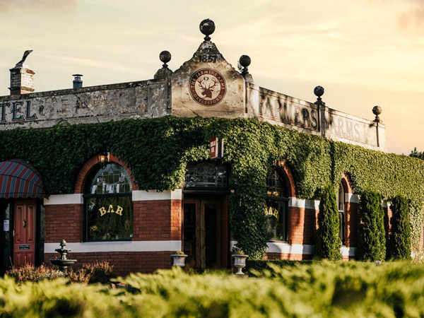 the heritage-style pub exterior of Farmers Arms Hotel 