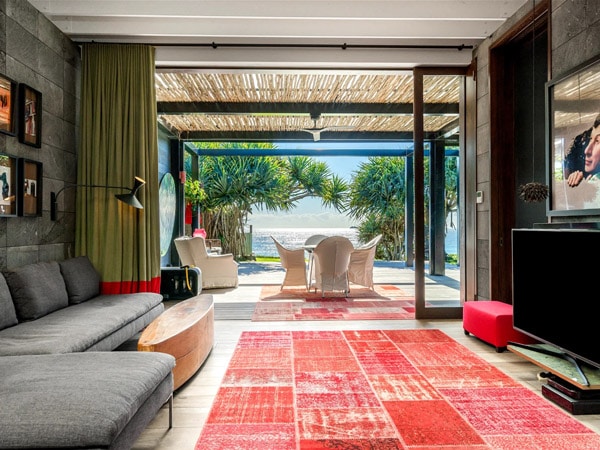 a beachfront accommodation at Pacific House Byron