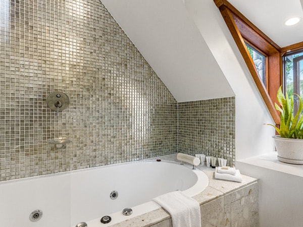 a bathtub at Shambhala at Byron