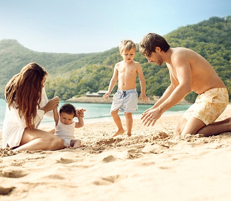 Family-on-Catseye-Beach, Hamilton Island