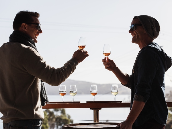 pasangan sedang minum-minum di Tasmanian House of Whiskey