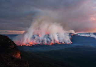 Mount Solitary burning in Blue Mountains