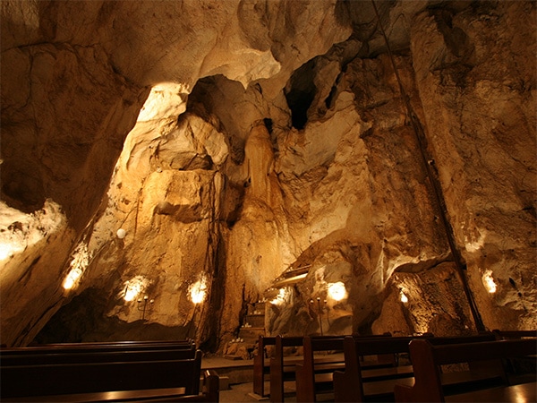 Marvel at the beauty of Capricorn Caves.