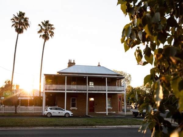 the exterior view of The Parkview Hotel Mudgee