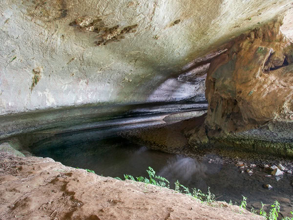 a look inside the Verandah Cave, Borenore NSW 