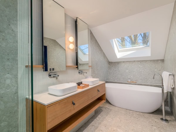 the bathroom at Byng St Boutique Hotel