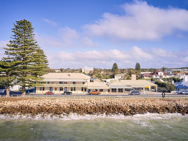 the beachfront setting of Robe Hotel