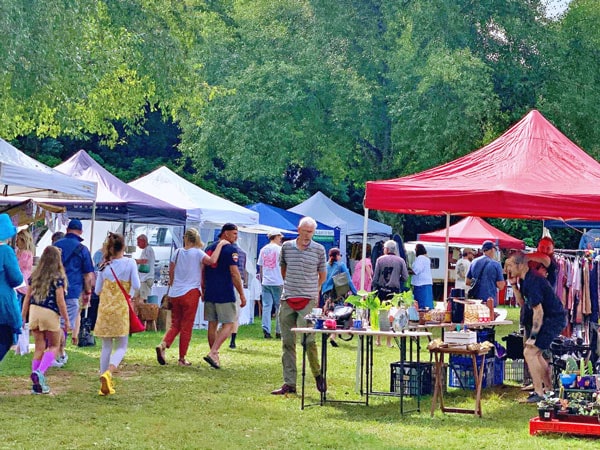 people walking along the shopping stalls around Tamborine Mountain State School Markets