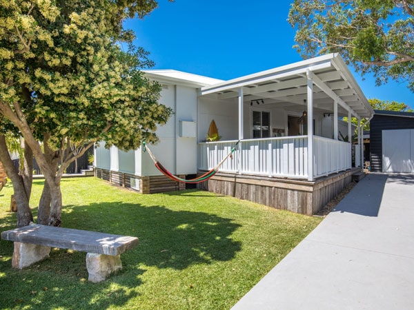a spacious backyard with a hammock in Nirvana Seaside Cottages, Kiama