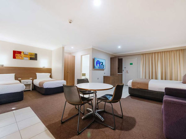 the spacious bedroom at Quality Hotel City Centre, Coffs Harbour