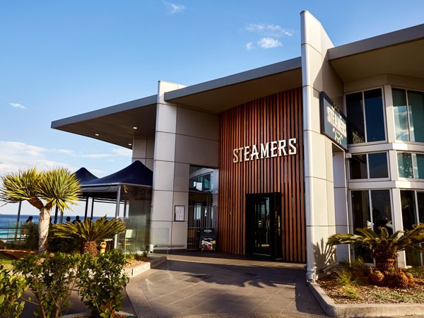 the exterior view of Steamers Bar and Grill, Wollongong