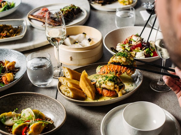 Makanan disajikan di Lotus di Barangaroo