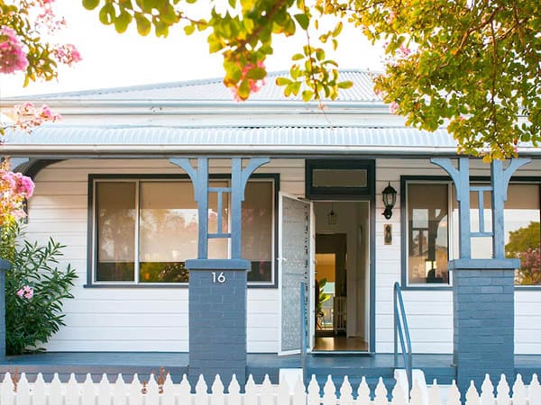 Exterior of Livy Lou's Cottage Airbnb