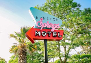 The Kyneton Springs Motel neon sign
