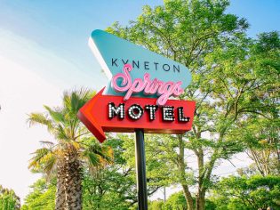 The Kyneton Springs Motel neon sign