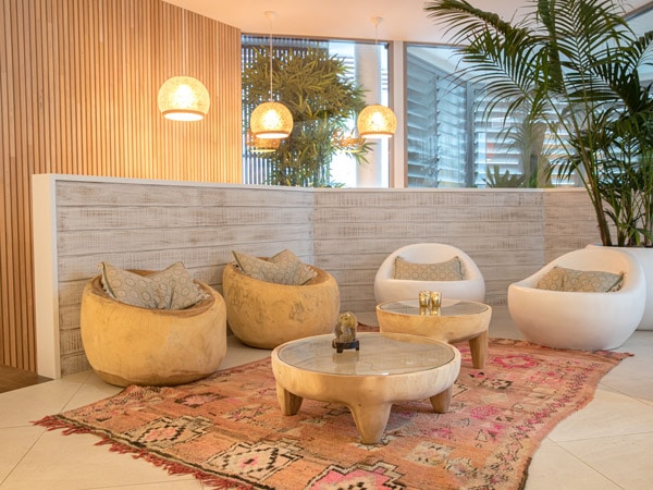 a chic and cosy lounge at Sensaura Day Spa