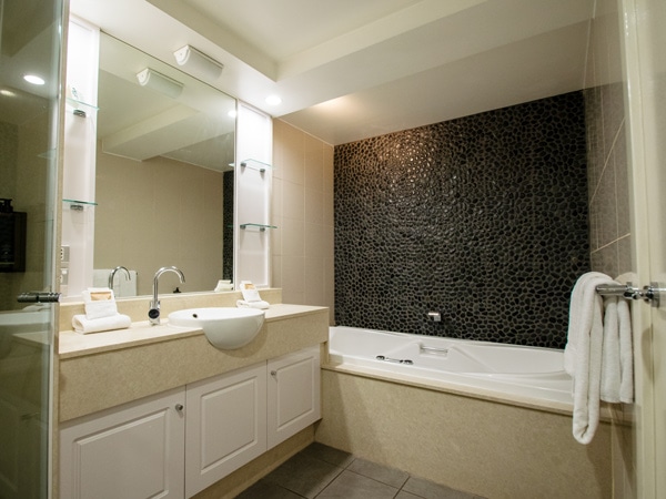 the bathroom inside the family room at Mercure Resort Hunter Valley Gardens
