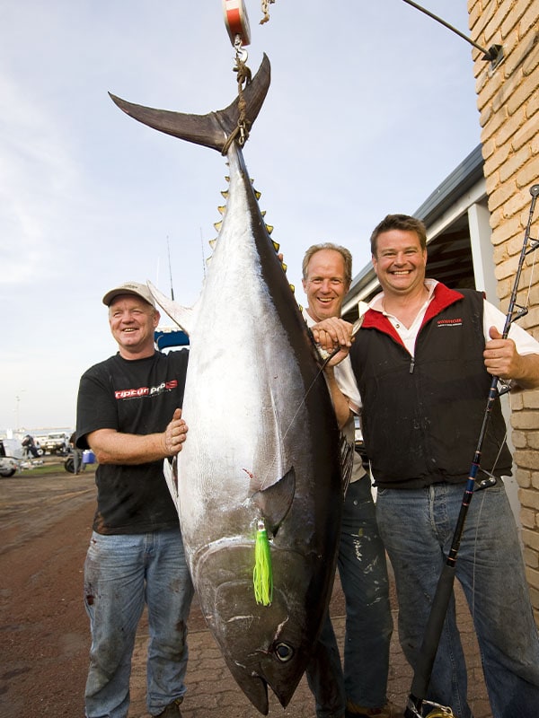 Nelayan dengan hasil tangkapannya, Memancing tuna, Great Ocean Road, VIC, Australia