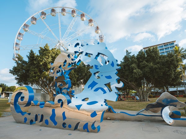 Patung dengan kincir ria di latar belakang di lapangan terbuka Cairns.  (Gambar: Pariwisata dan Acara Queensland)