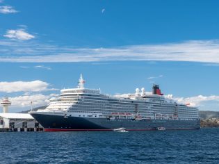 Queen Elizabeth cruise ship docked at Macquarie Wharf in tasmania.(Image: Alastair Bett)