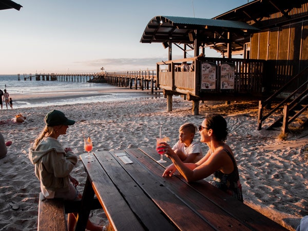 Οικογένεια που απολαμβάνει το ηλιοβασίλεμα στο Kingfisher Bay Resort.  (Εικόνα: Τουρισμός και εκδηλώσεις Κουίνσλαντ)