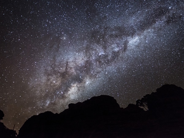 Bima Sakti menerangi langit di atas Taman Nasional Watarrka.  (Gambar: Tourism NT dan Matt Glastonbury)