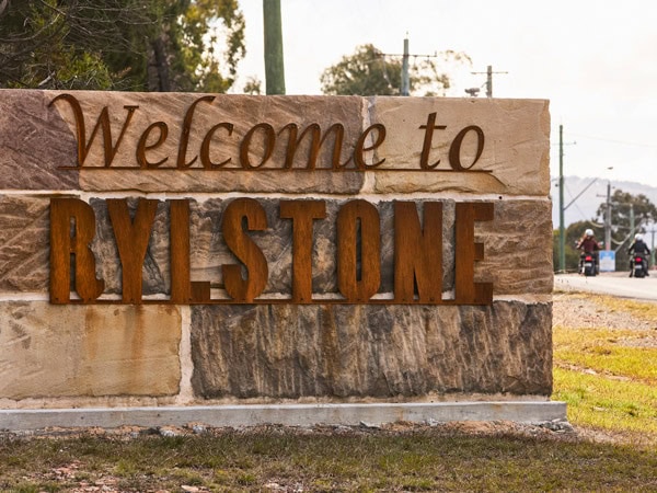 the Welcome to Rylstone signage