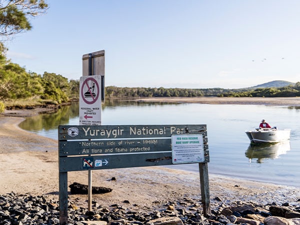 Σημάδι εθνικού πάρκου Yuraygir, Yamba, NSW, Αυστραλία