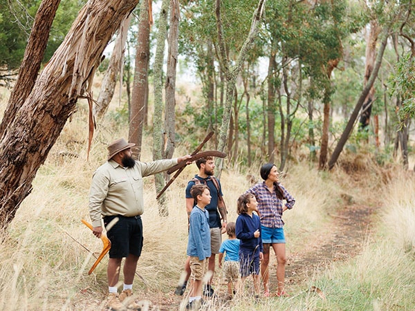 Οικογένεια στο εθνικό πάρκο Budj Bim, Βικτώρια, Αυστραλία