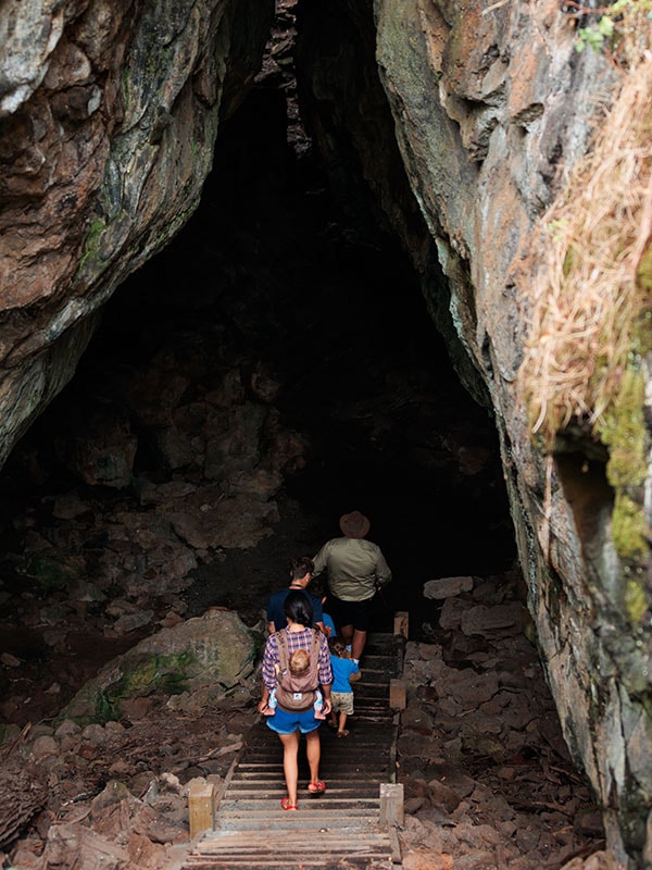 Οικογένεια, σπήλαιο στο εθνικό πάρκο Budj Bim, Βικτώρια, Αυστραλία