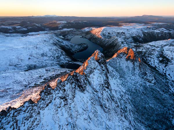 Εναέρια άποψη της συνόδου κορυφής του βουνού Cradle το χειμώνα