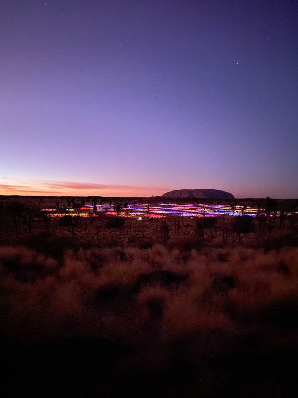 Πεδίο των Φώτων κατά την ανατολή στο Uluru