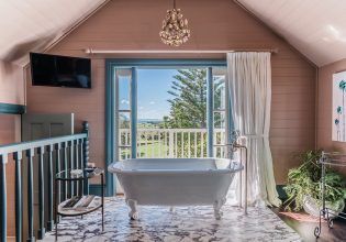 Bathtub with a view at Greyleigh Homestead loft bath in NSW