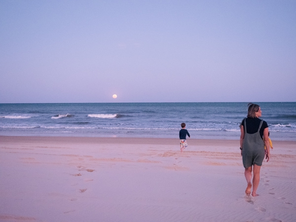 A mother and son at sunset. (Image: Tourism and Events Queensland)