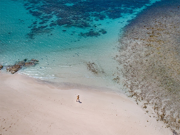 Μια σόλο φιγούρα περπατά στην παραλία στο Lord Howe, NSW, Αυστραλία 