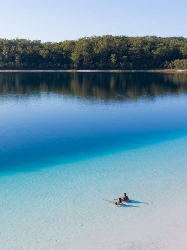 Ένα ζευγάρι κάθεται στο νερό στη λίμνη McKenzie (Εικόνα: Τουρισμός και Εκδηλώσεις Κουίνσλαντ)