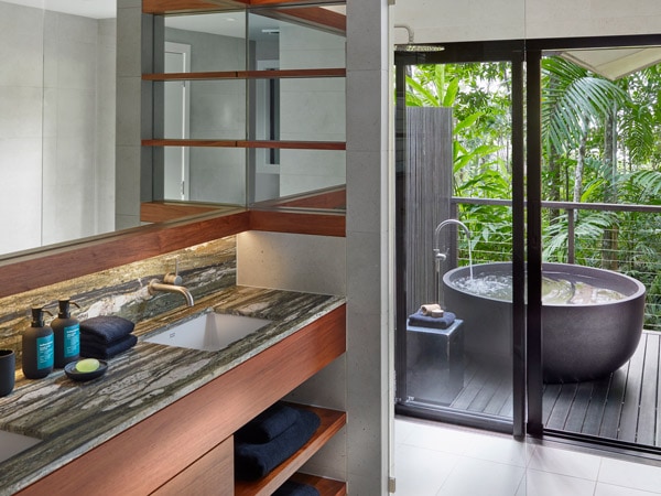 Silky Oaks bathroom with outdoor tub. (Image: Silky Oaks Lodge)