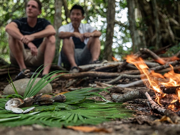 Μαγειρεύοντας θάμνους στη φωτιά (Εικόνα: Τουρισμός και Εκδηλώσεις Κουίνσλαντ)