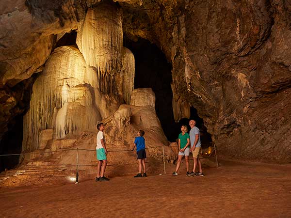 Οικογένεια που εξερευνά σπήλαια Wellington, Central West NSW DNSW