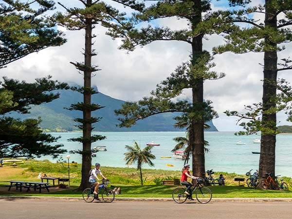 Άνθρωποι που οδηγούν ποδήλατα στο Lord Howe, NSW, Αυστραλία