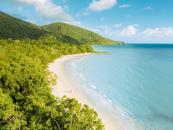 Κοιτάζοντας προς τα κάτω στην παραλία Cape Tribulation. (Εικόνα: Τουρισμός και εκδηλώσεις Κουίνσλαντ)