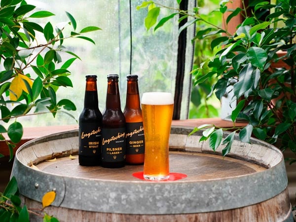 Οι μπύρες βγαίνουν σε ένα βαρέλι στο Longstocking Brewery στη Merimbula, NSW, Αυστραλία