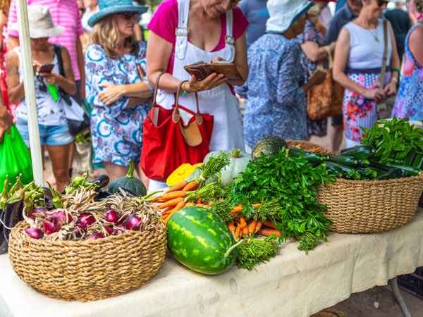 people buying local fruits and veggies at Sage Farmers’ Market