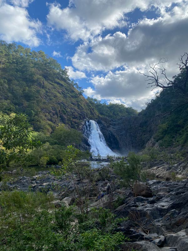 Πλάνα Wujal Wujal (Bloomfield) Falls.  (Εικόνα: Emily Murphy)