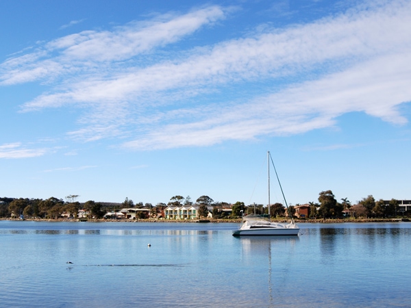 Μια ευρεία άποψη της λίμνης Merimbula στη NSW, Αυστραλία